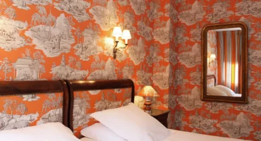Chambre Privilège décoration toile de Joui orange asiatique donnant sur le jardin et le parking privé en centre ville d'ALbi
