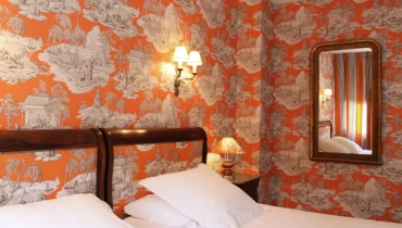 Chambre Privilège décoration toile de Joui orange asiatique donnant sur le jardin et le parking privé en centre ville d'ALbi