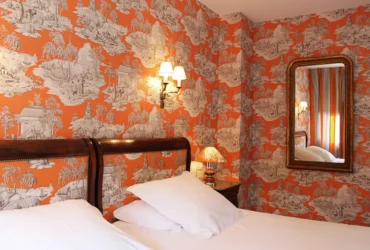 Chambre Privilège décoration toile de Joui orange asiatique donnant sur le jardin et le parking privé en centre ville d'ALbi