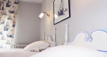 Chambre double tradition décor marin avec lits jumeaux donnant rue Saint Antoine accessible par le parking ou le jardin