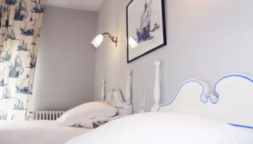 Chambre double tradition décor marin avec lits jumeaux donnant rue Saint Antoine accessible par le parking ou le jardin