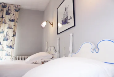 Chambre double tradition décor marin avec lits jumeaux donnant rue Saint Antoine accessible par le parking ou le jardin