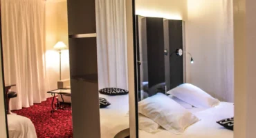 jeu de miroir dans notre junior suite tradition à lits jumeaux donnant sur le jardin